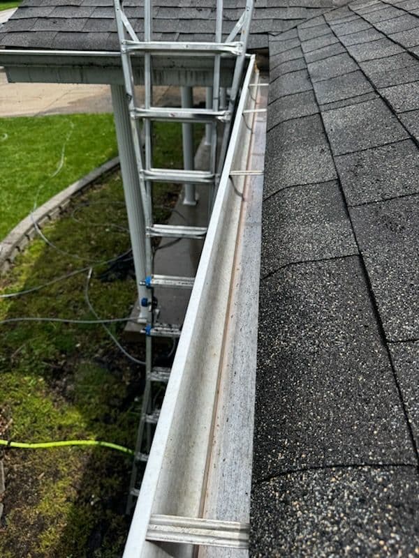 Gallery photos for Gutter Cleaning Transformation in Saint Peters: Image #1